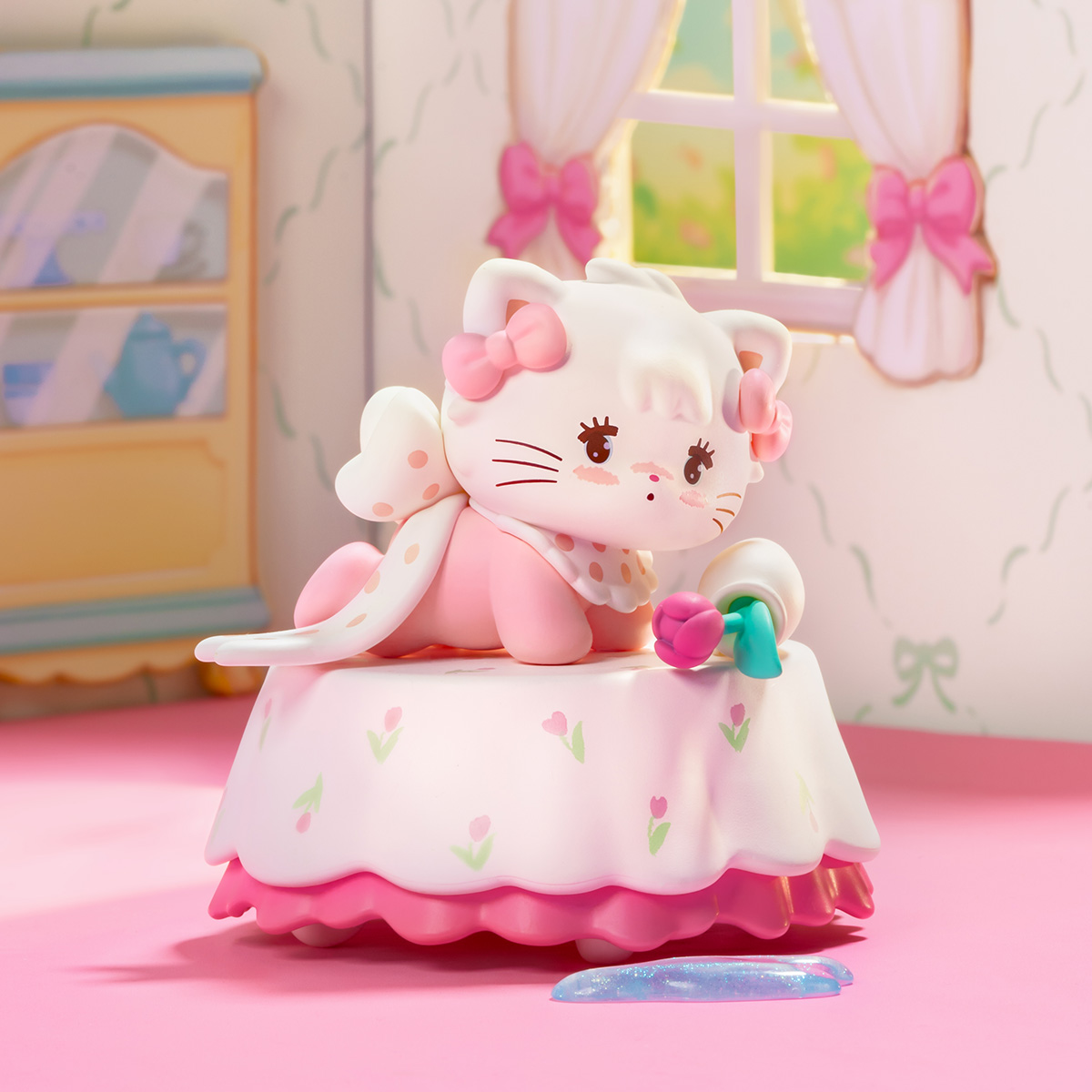 Mikko Babies Little World Trouble Maker figurine assise dans une scène de chambre rose