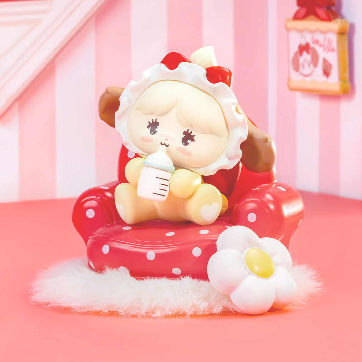Mikko Babies Petit Monde Figure Get Strong assise sur un tabouret en champignon rouge