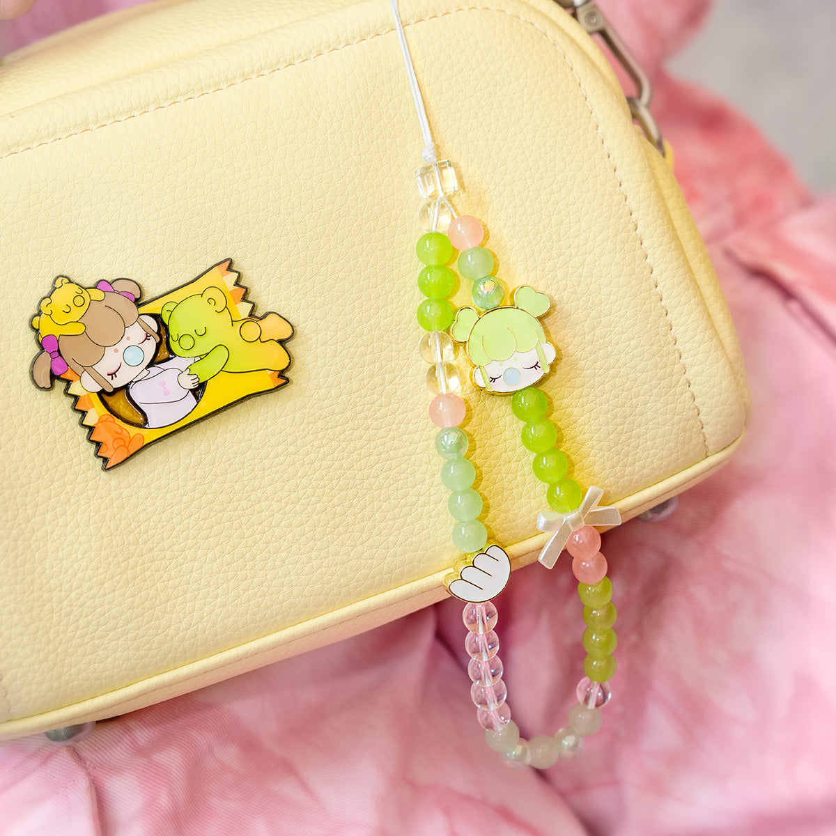 Nanci Sweet Time cordon de téléphone suspendu à un sac à main jaune