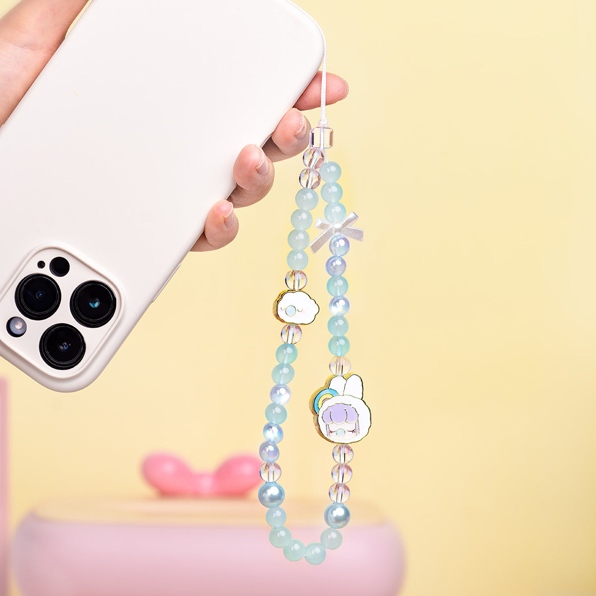 Nanci Sweet Time cordon de téléphone attaché à un smartphone