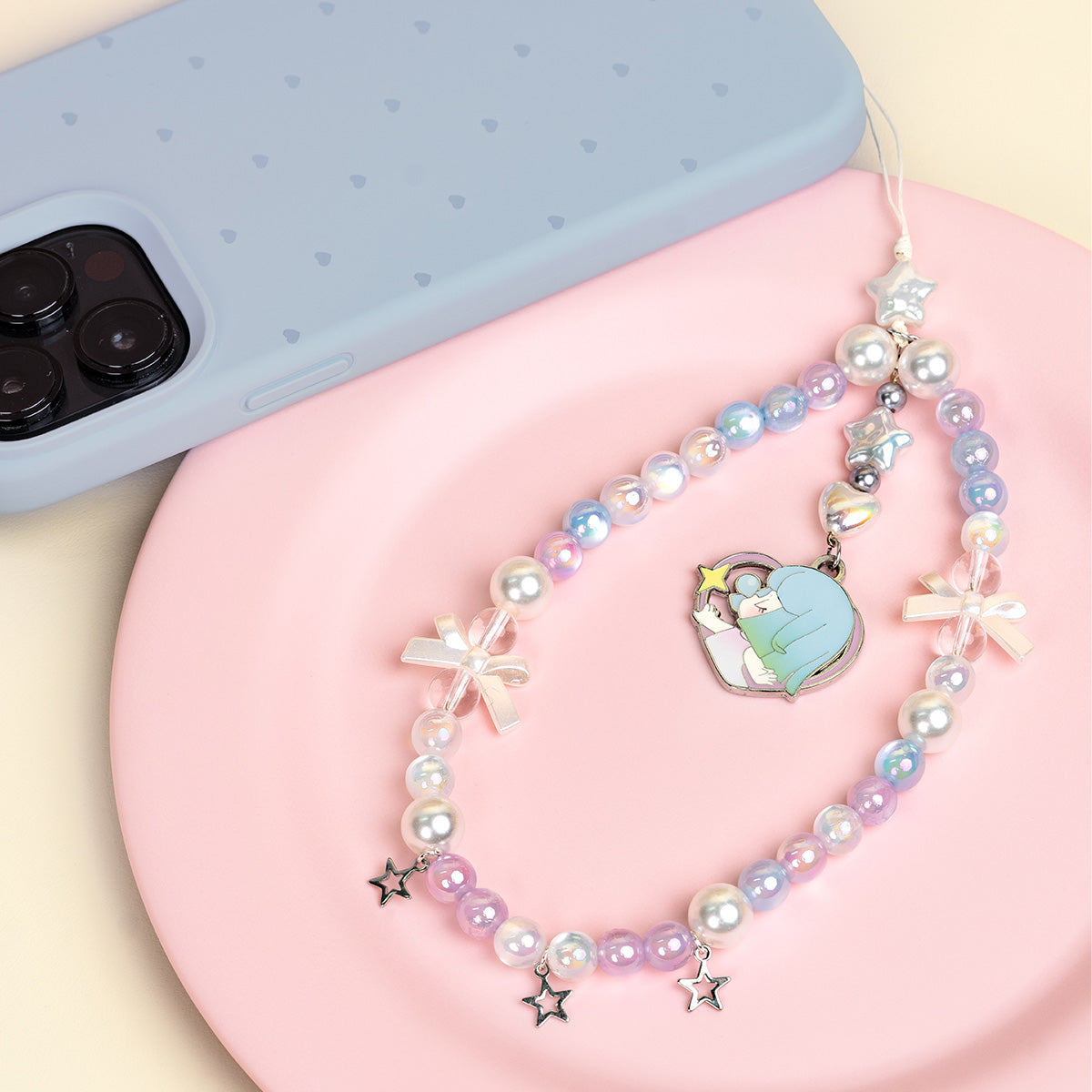 Nanci Sweet Time édition cachée lanière de téléphone sur un plateau rose