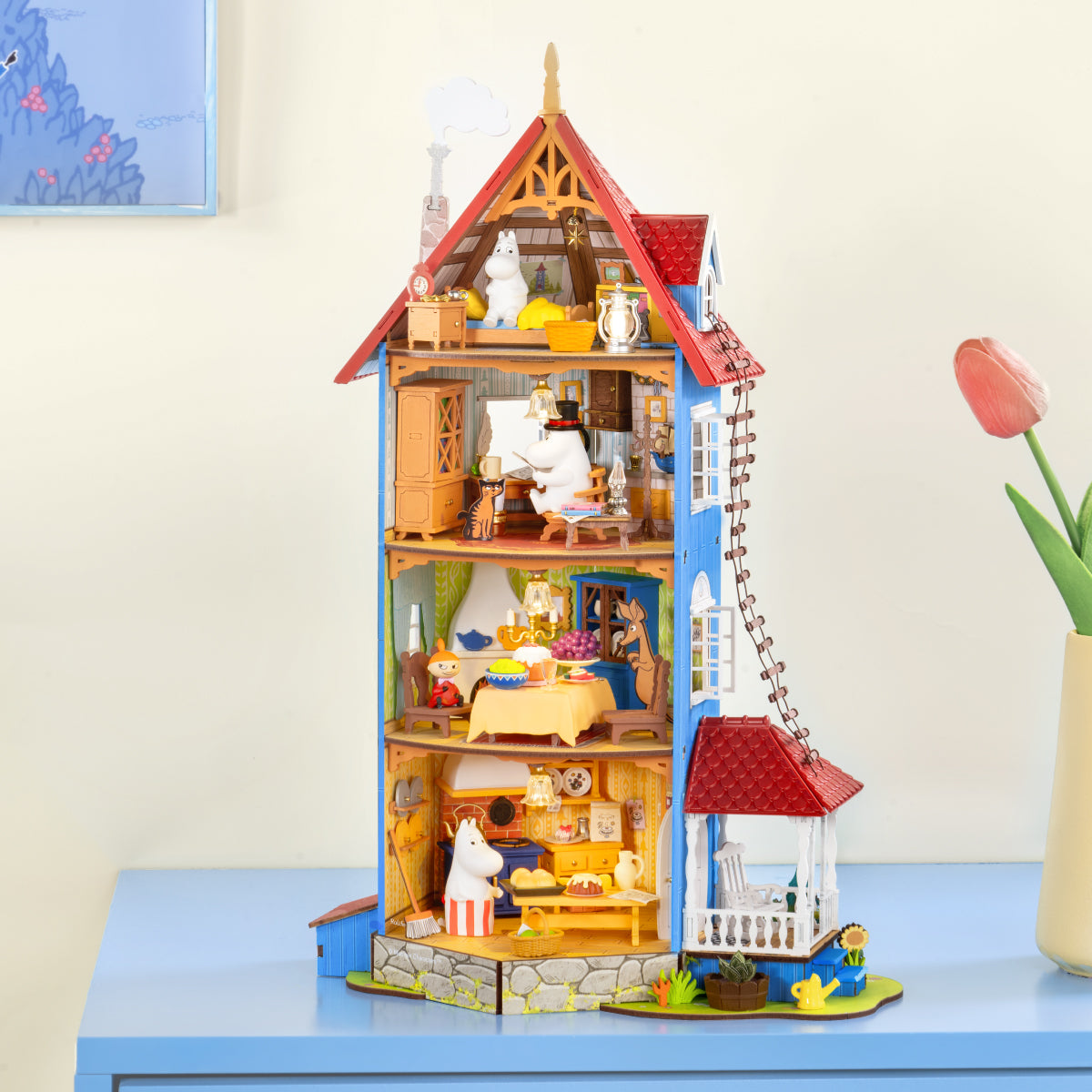 Rolife Moominhouse maison miniature DIY exposée sur une table avec des pièces intérieures