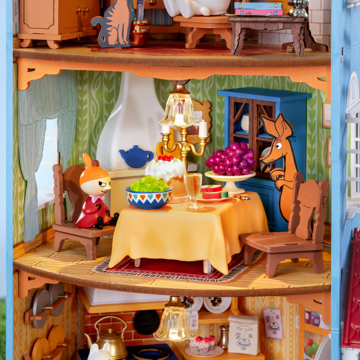 Rolife Moominhouse DIY maison miniature salle à manger gros plan avec table et personnages