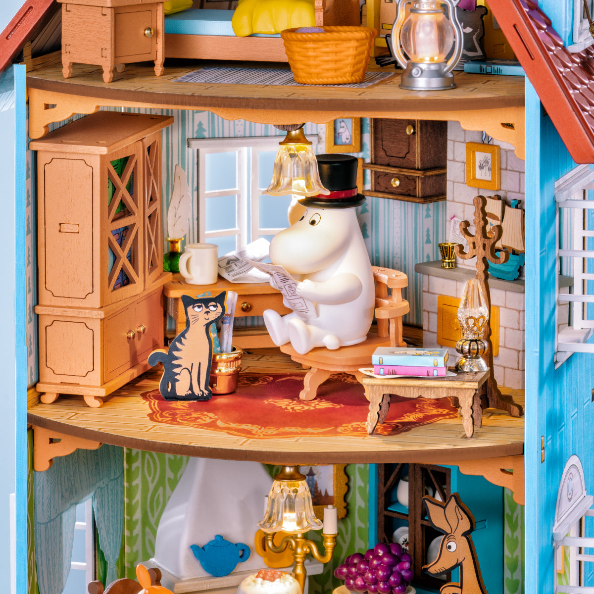Rolife Moominhouse DIY maison miniature salle d'étude gros plan avec Moominpappa et chat