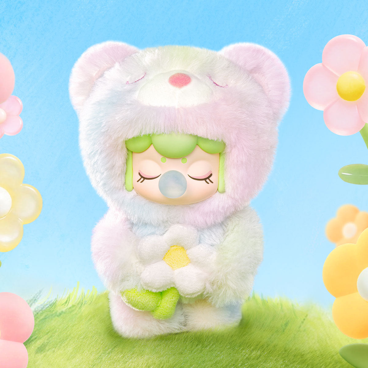 Rolife Nanci Spring Bear MN003 Plüschanhänger, der in einer Frühlingsblumenlandschaft steht.