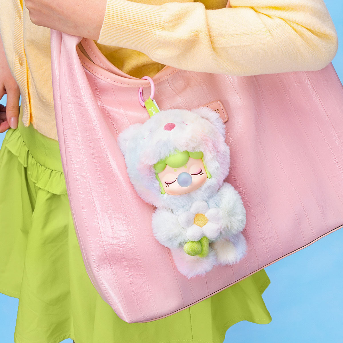 Rolife Nanci Spring Bear MN003 Plüschanhänger, der an einer pinken Tasche befestigt ist.