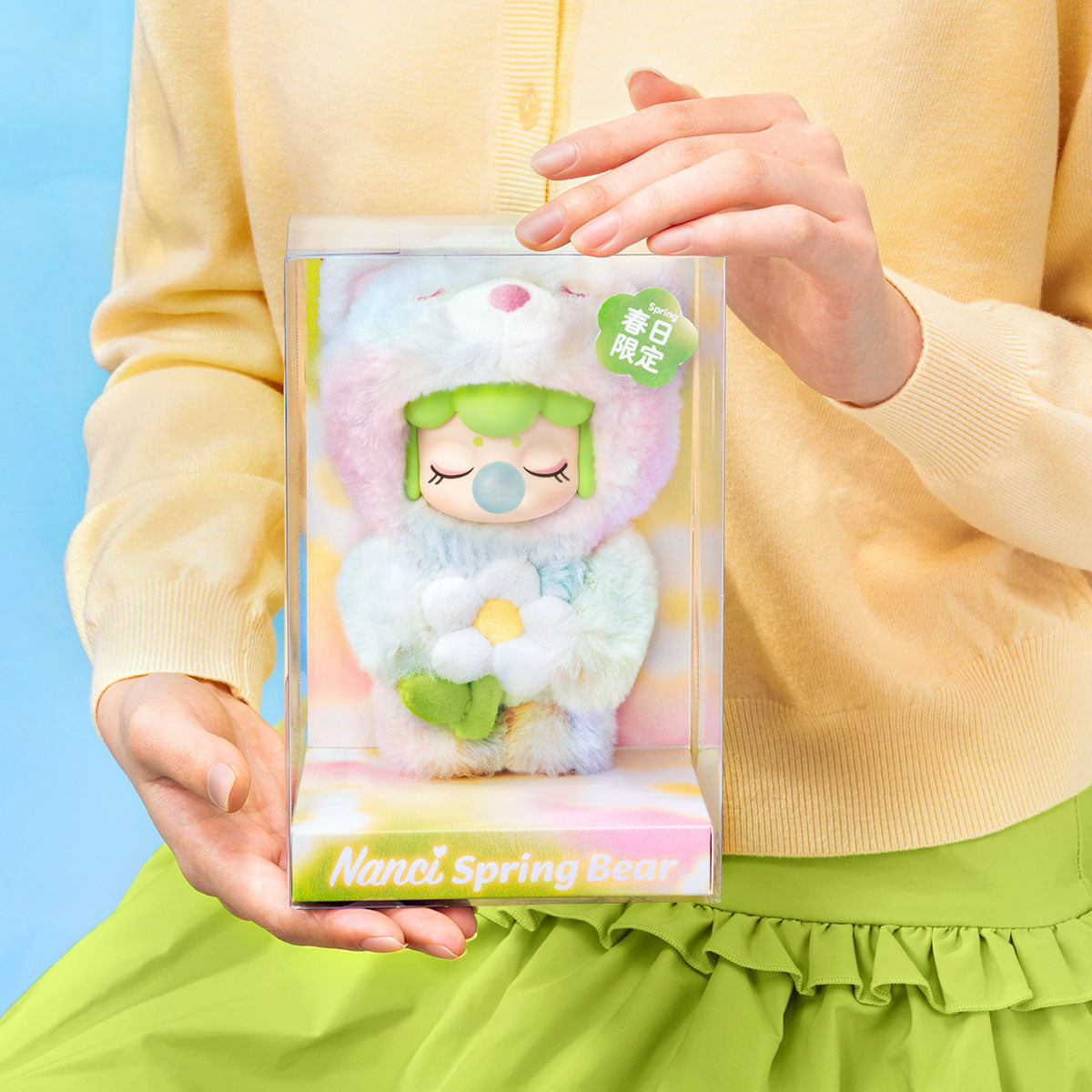 Rolife Nanci Spring Bear MN003 Plüschanhänger Verpackung in der Hand gehalten.