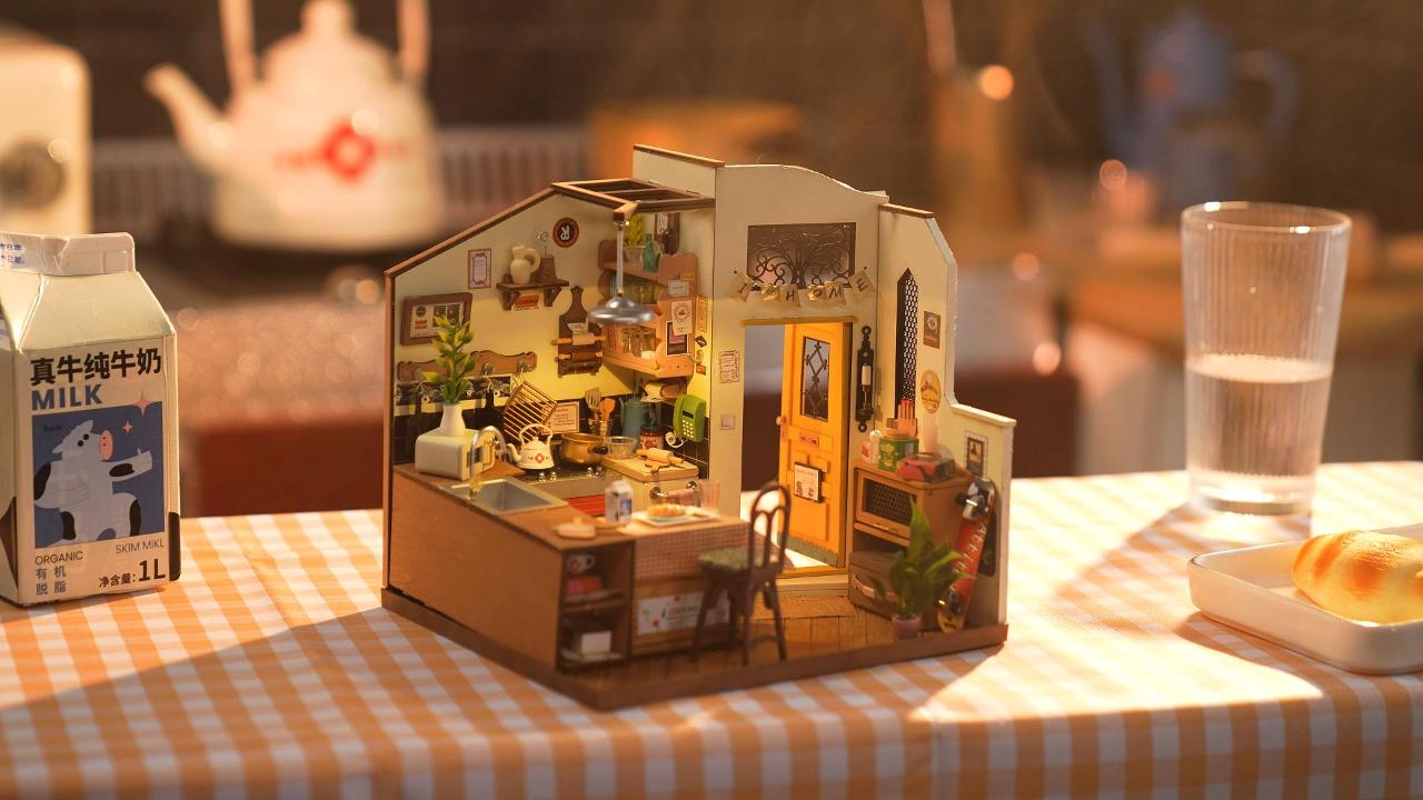 Rolife Holiday Garden House on Table