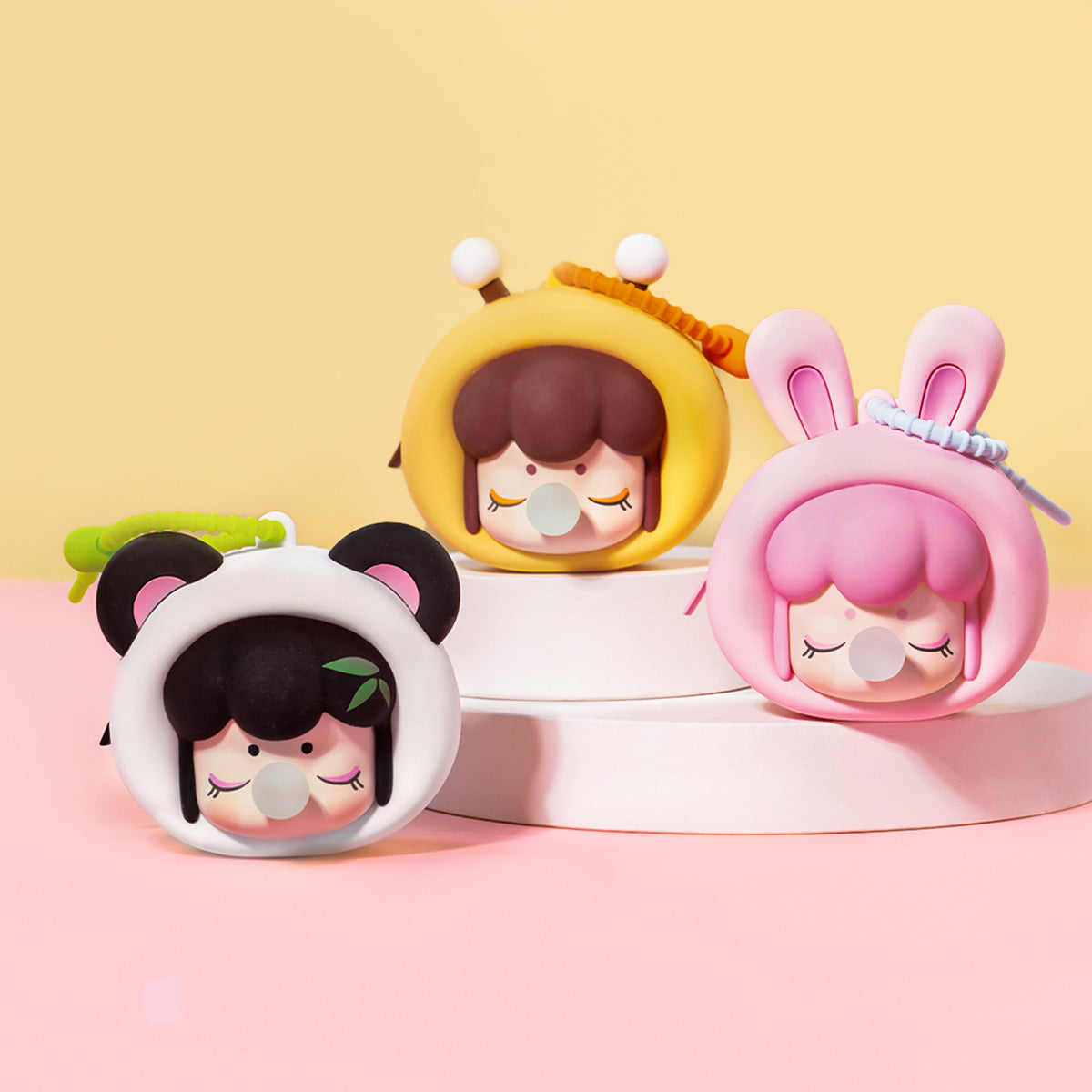 Funda para auriculares Baby Nanci Fluffy Party exhibida en una escena pastel