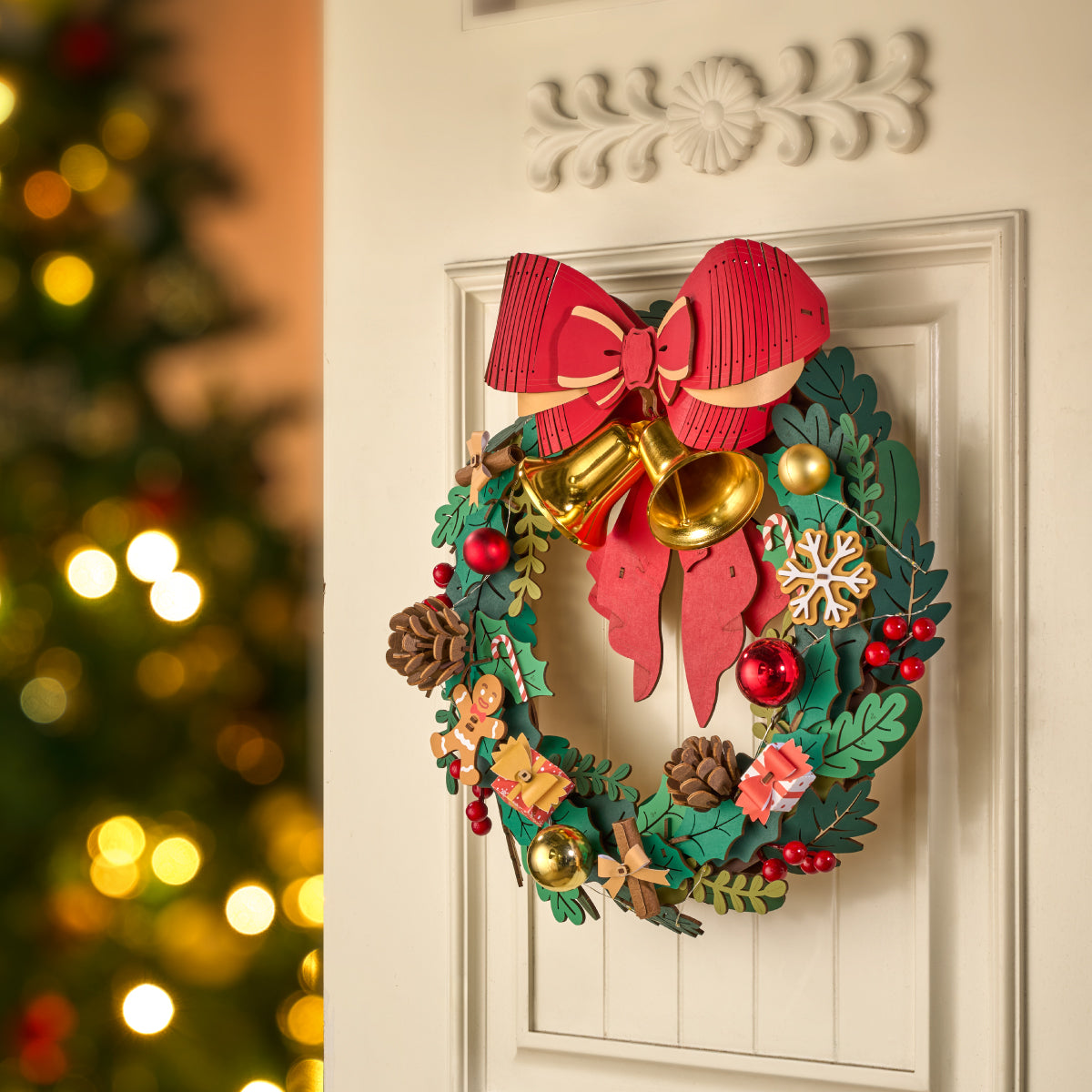 Couronne de Noël TGL04 affichage suspendu sur une porte blanche