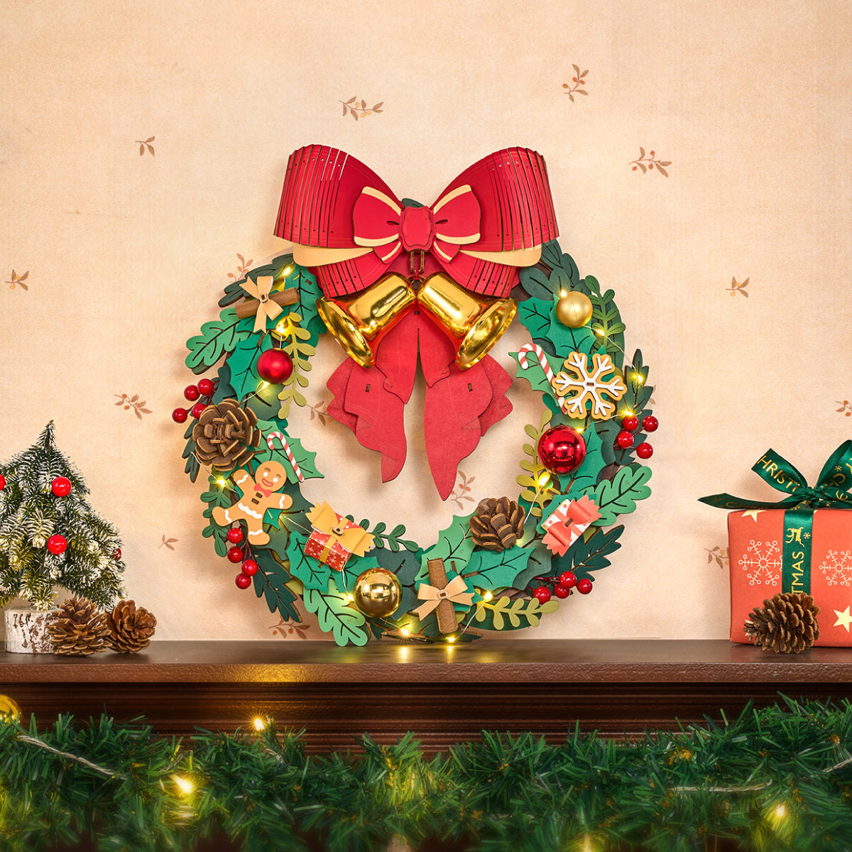 Rolife Christmas Wreath TGL04 corona exhibida sobre un manto en una escena festiva