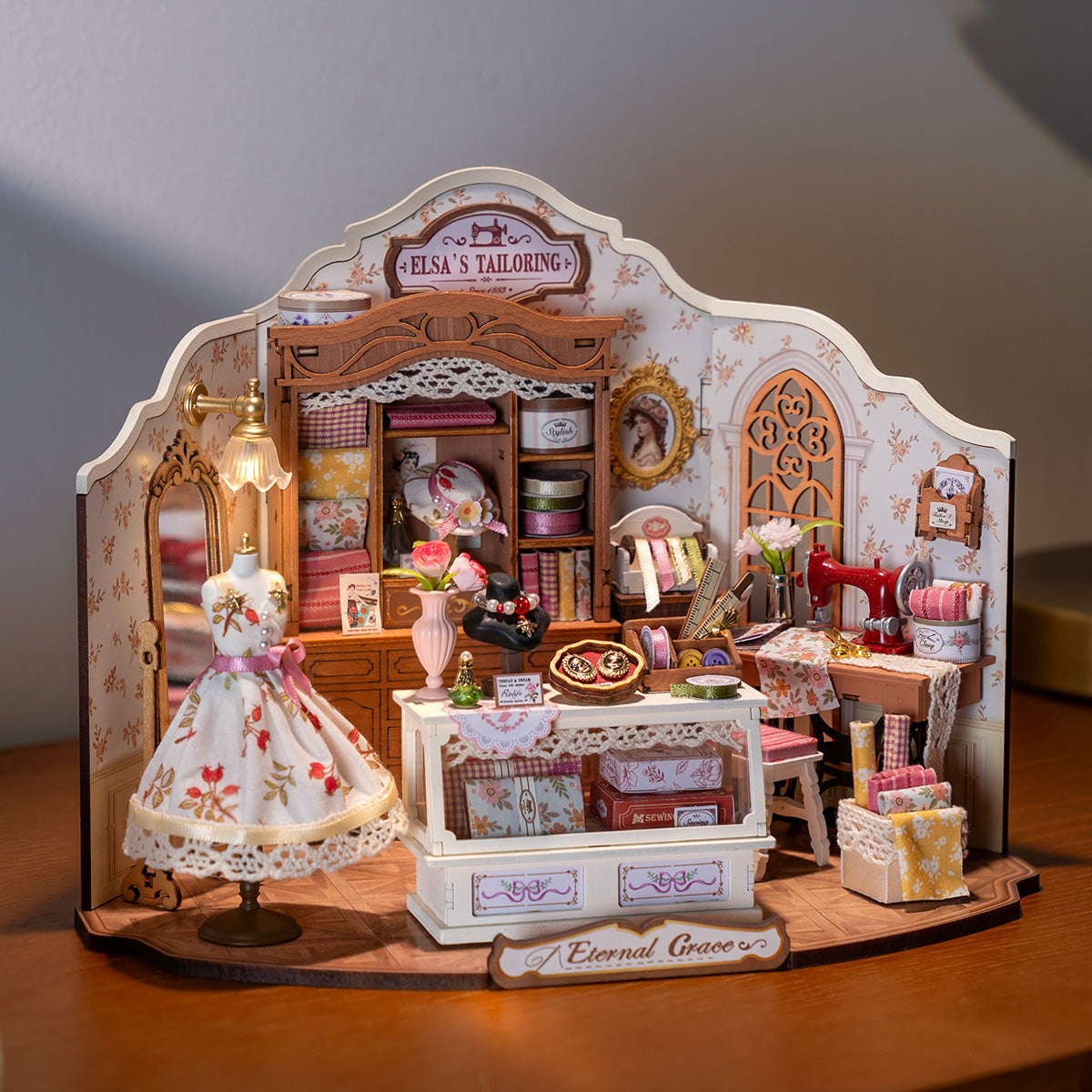 Elsa's Tailoring DG178 tafel display scène met warme verlichting