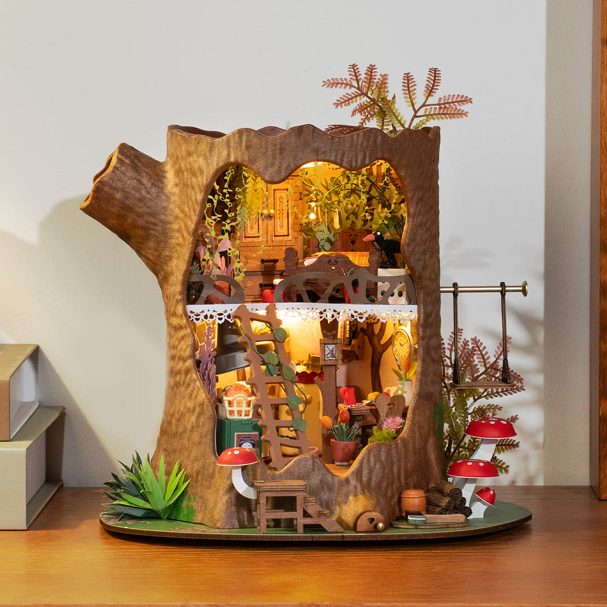 Escena de exhibición de mesa Fairytale Tree House DG179 con iluminación interior cálida
