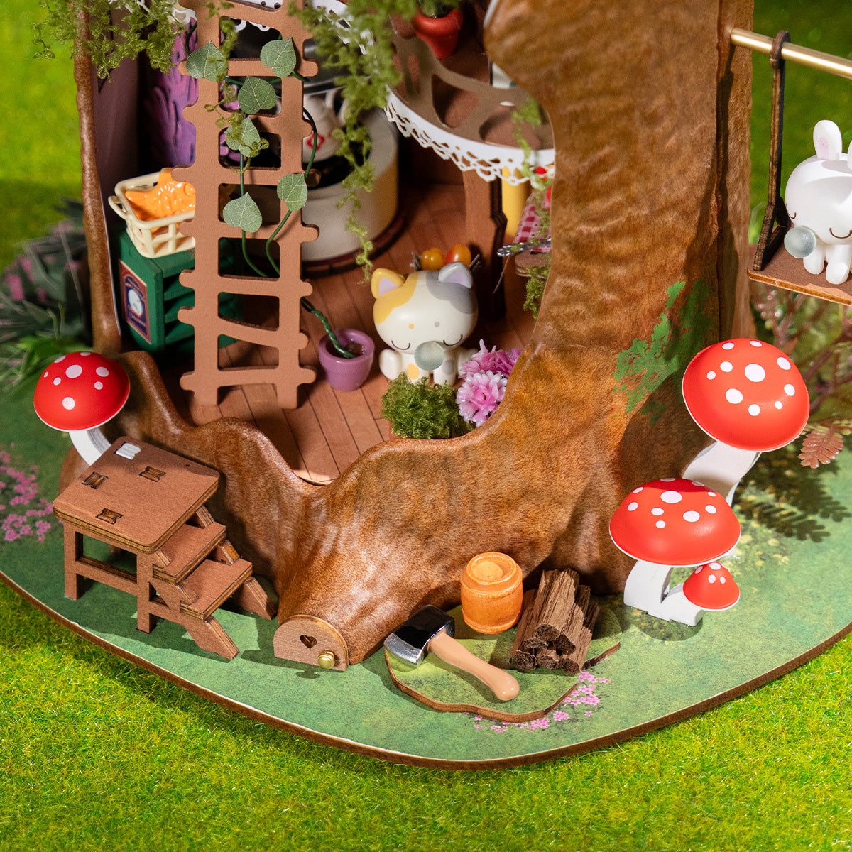 Casa del árbol de cuento de hadas DG179 primer plano de la escalera, columpio y detalles del jardín de hongos