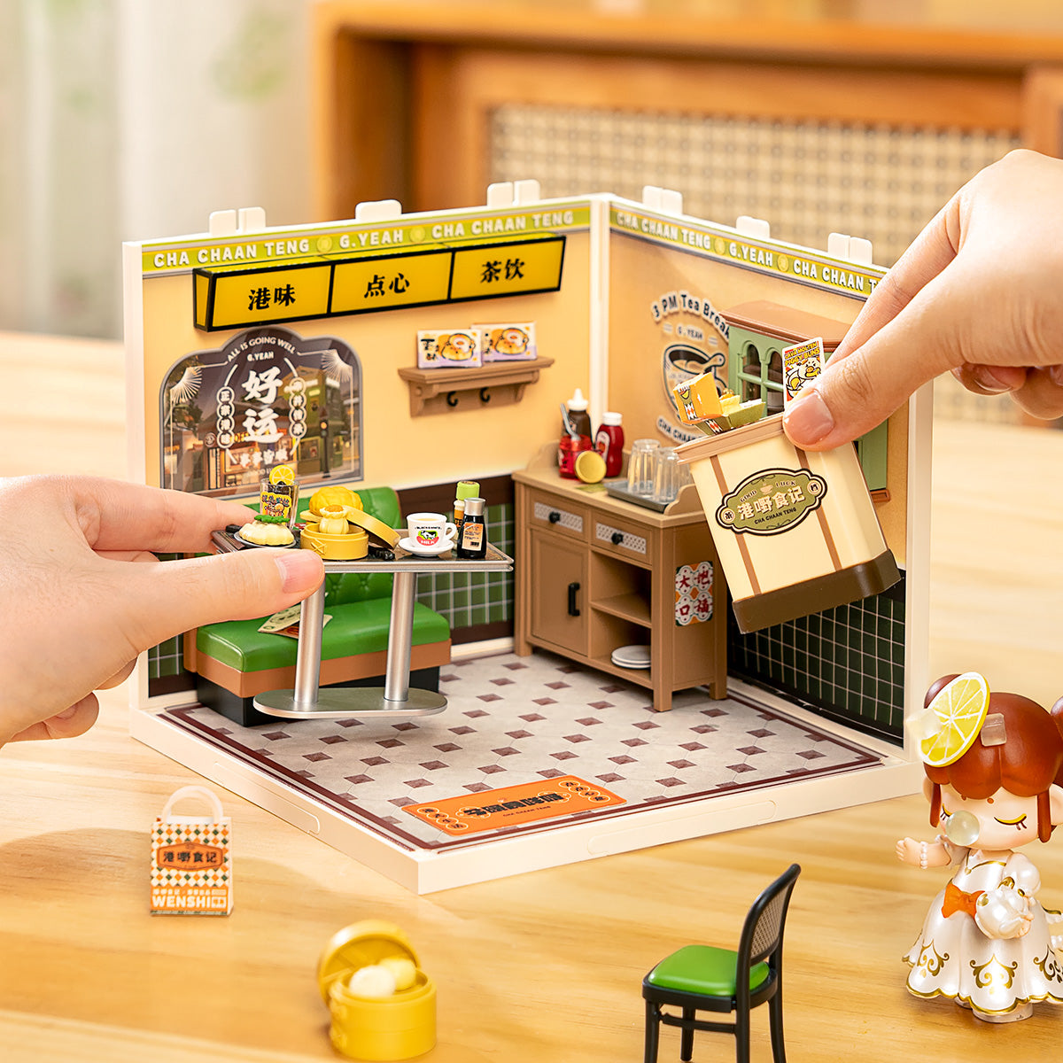 Hong Kong Bites Café DW021 Rollenspielszene mit Figur und Tischservice-Details