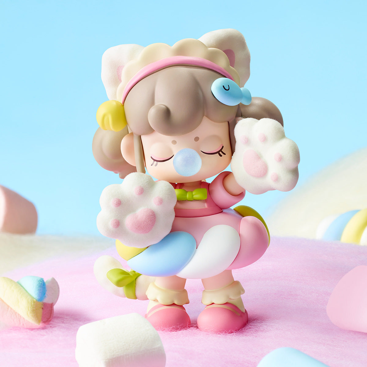 Nanci Sweet Time Einzelne Figur, die flauschige Wolken in einer pastellfarbenen Szene hält
