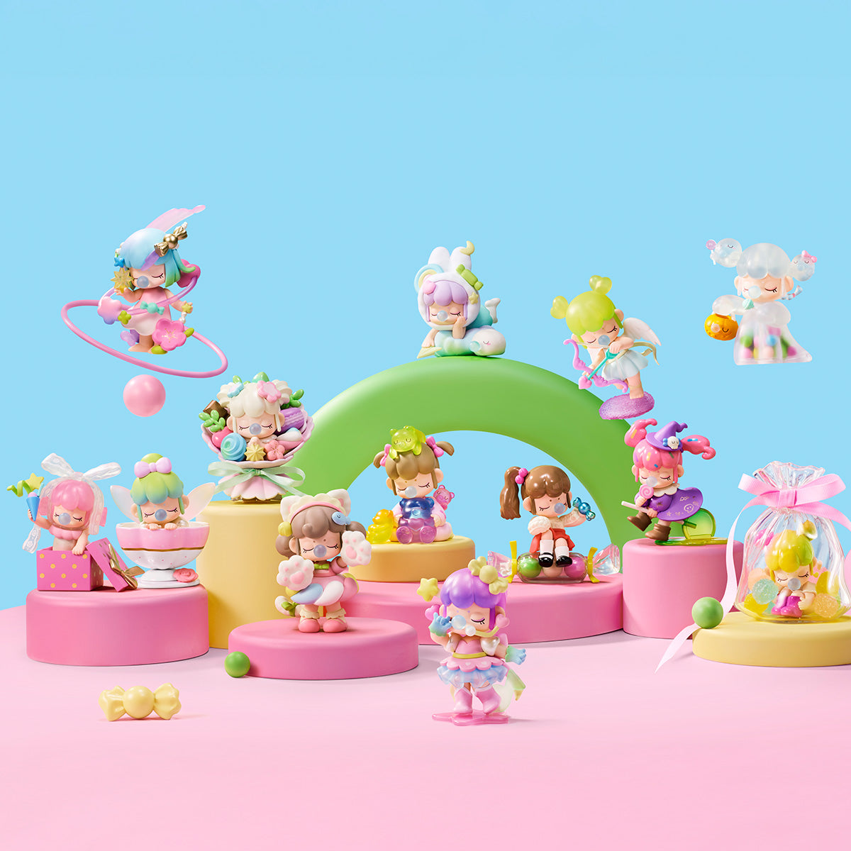 Affichage de la collection complète Nanci Sweet Time dans une scène de produit pastel
