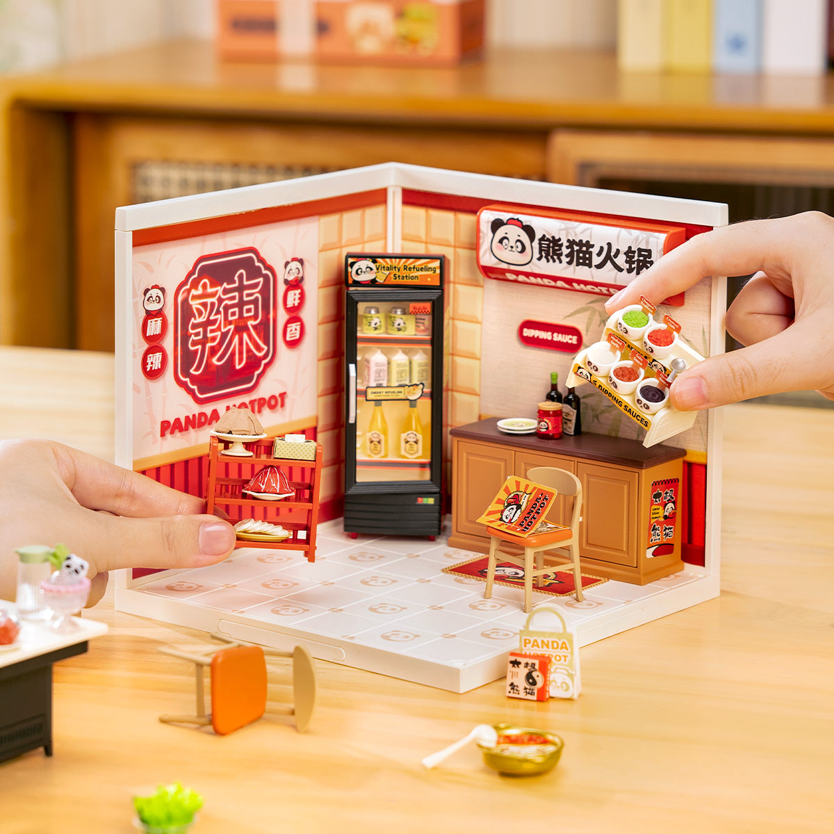 Panda Hot Pot DW020 Rollenspielszene mit Figur und Details zum Hotpot-Tisch