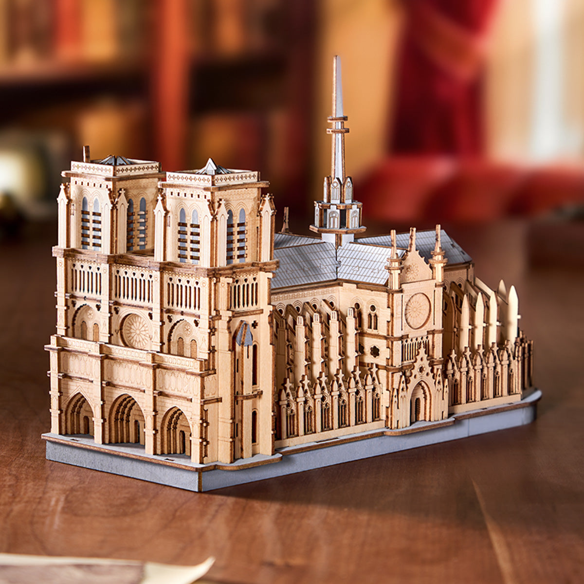 Modèle de cathédrale TG511 de la cathédrale de Paris dans une scène d'affichage de table chaleureuse