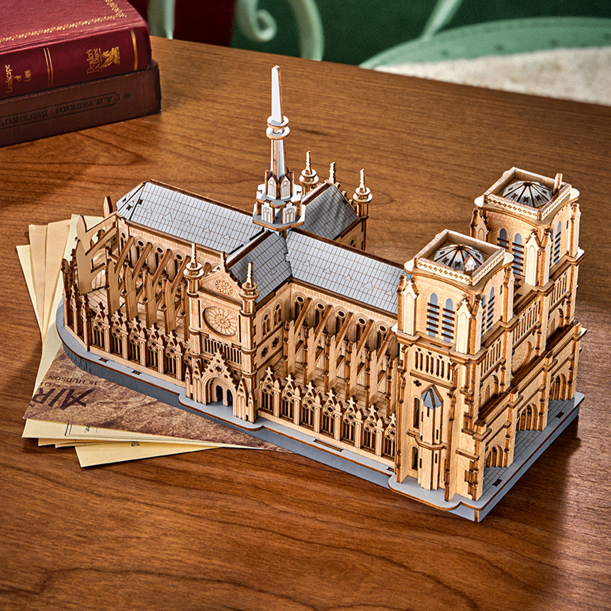 Rowood Paris Cathédrale TG511 puzzle en bois dans une scène d'affichage de table chaleureuse