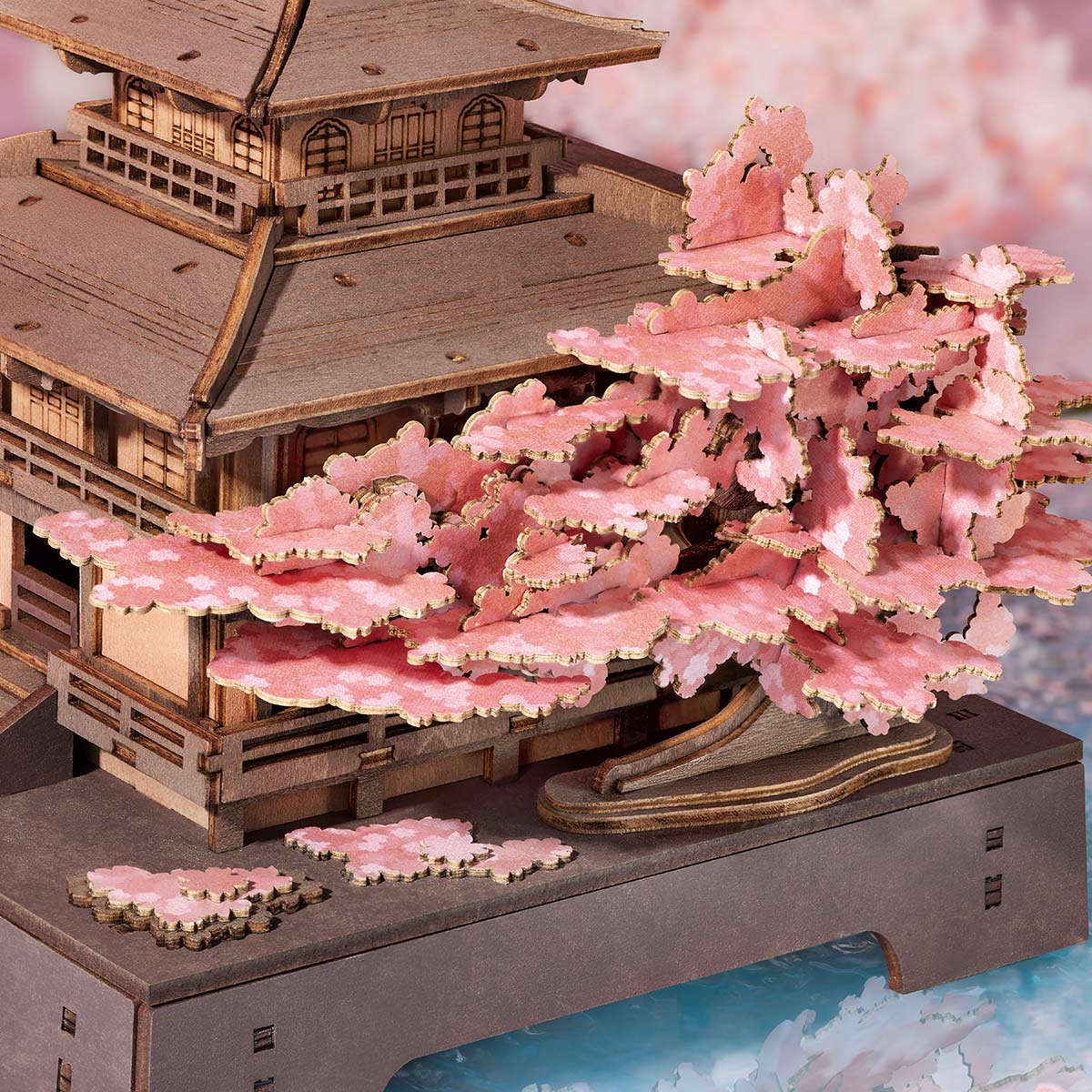 Nahaufnahme des Rolife Sakura Pavillons mit rosa Kirschblütenbaum und Details des Holzpavillons