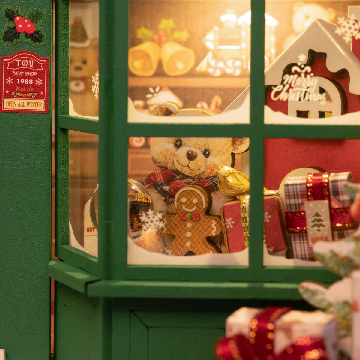 Santa's Toy Shop DP006 Nahaufnahme des Schaufensters, Teddybär und Details des Spielwarengeschäfts