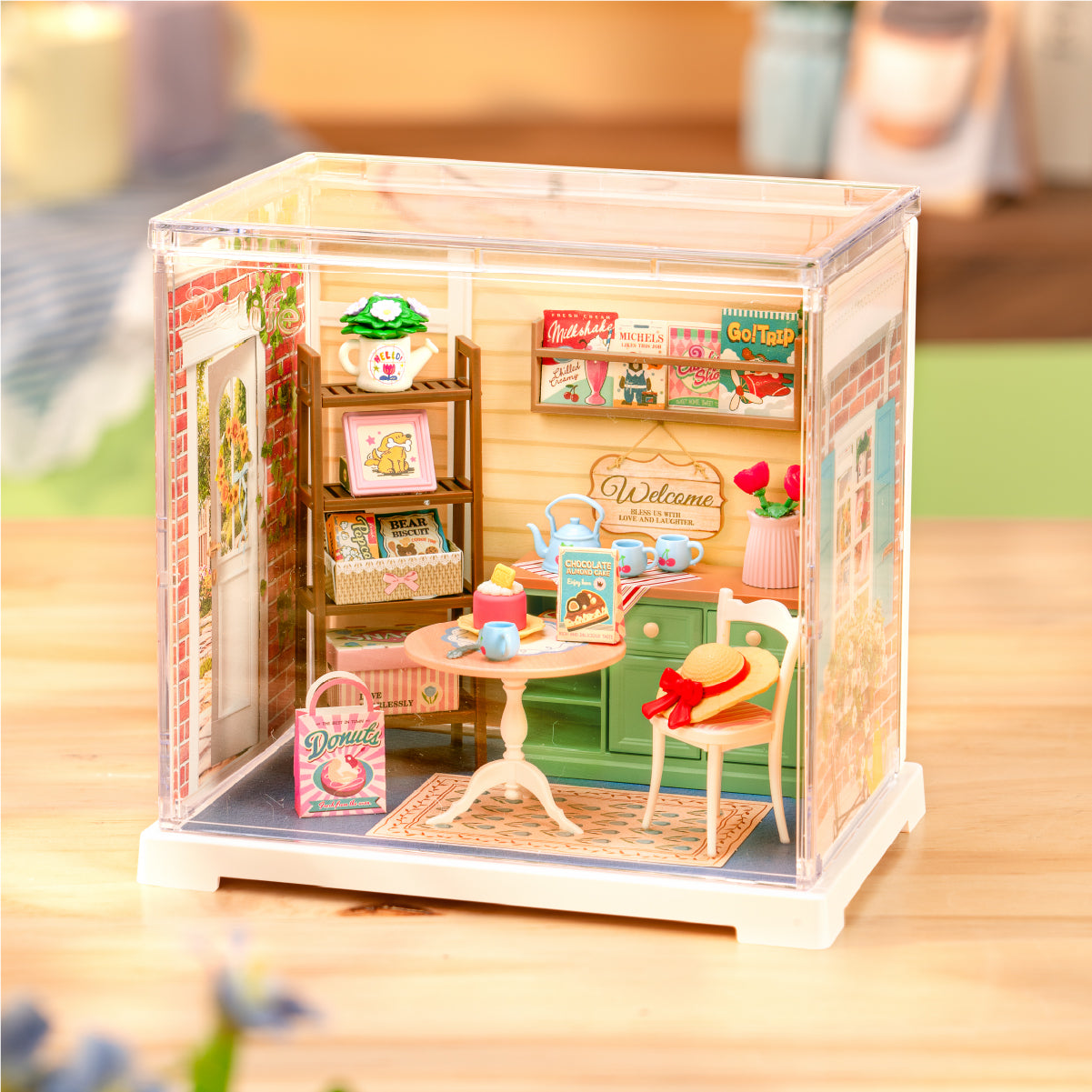 Rolife Sunshine Sip Porch DWS07B habitación en miniatura en una escena hogareña con cubierta de polvo