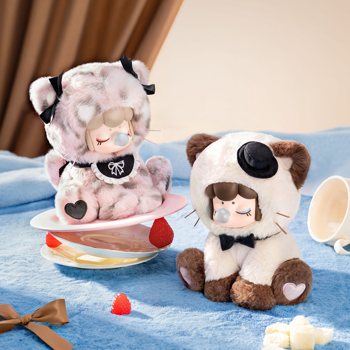 Nanci Tea Time Kitties Gentleman und Pink Maid Plüschpuppen auf einem Tisch