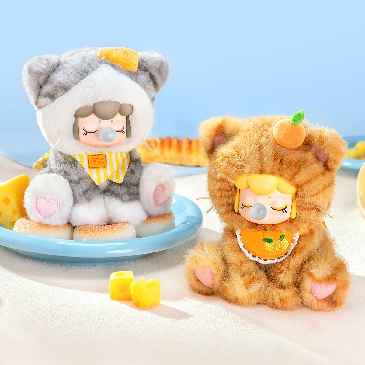Nanci Tea Time Kitties Süßer Käse und Orangenbrot Plüschpuppen in einer blauen Szene