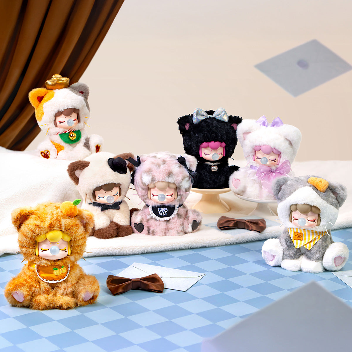 Nanci Tea Time Kitties vollständige Sammlungsausstellung mit sechs plüschigen Kätzchenfiguren