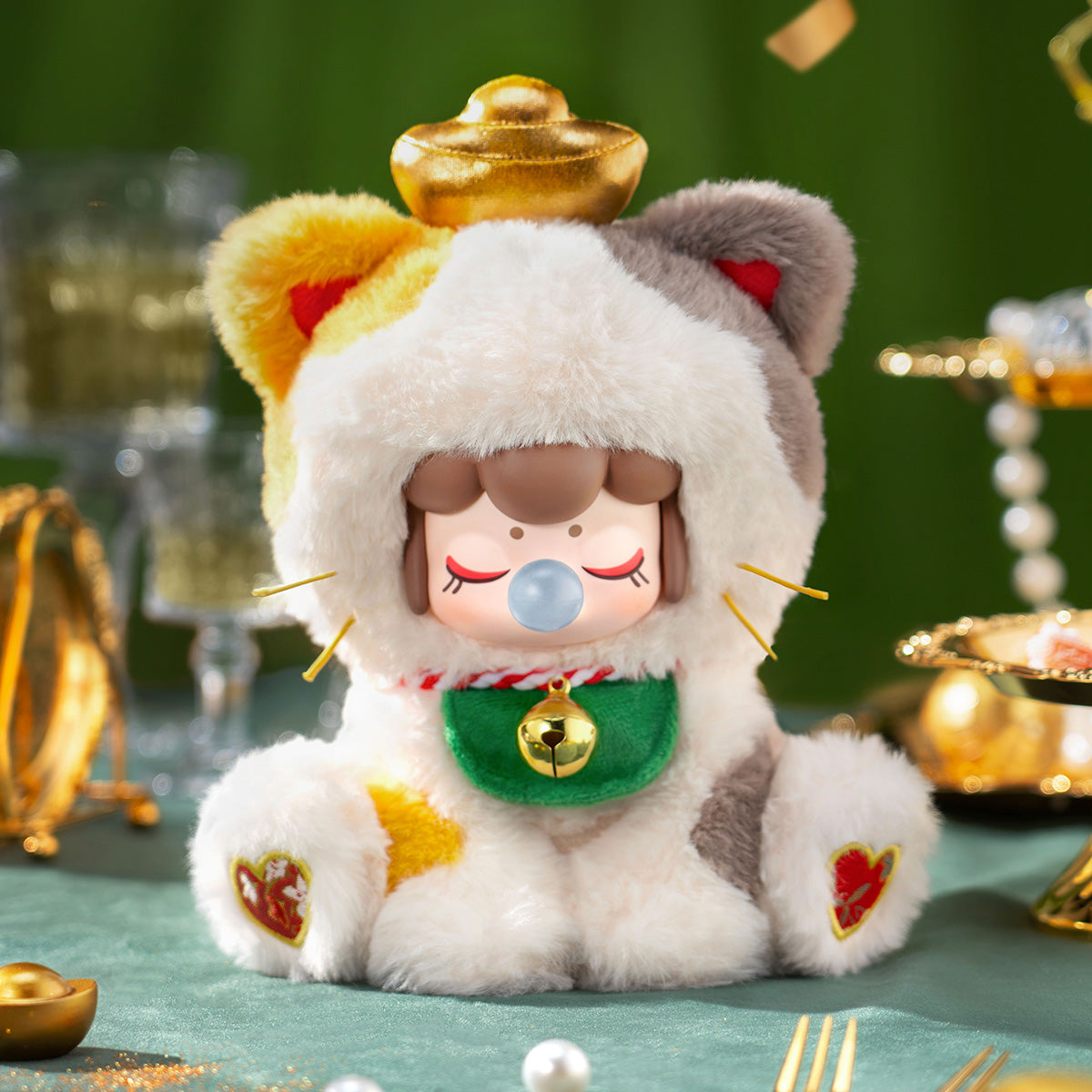 Nanci Tea Time Kitties Wohlstand Gott Plüschpuppe in einer warmen Ausstellungszene
