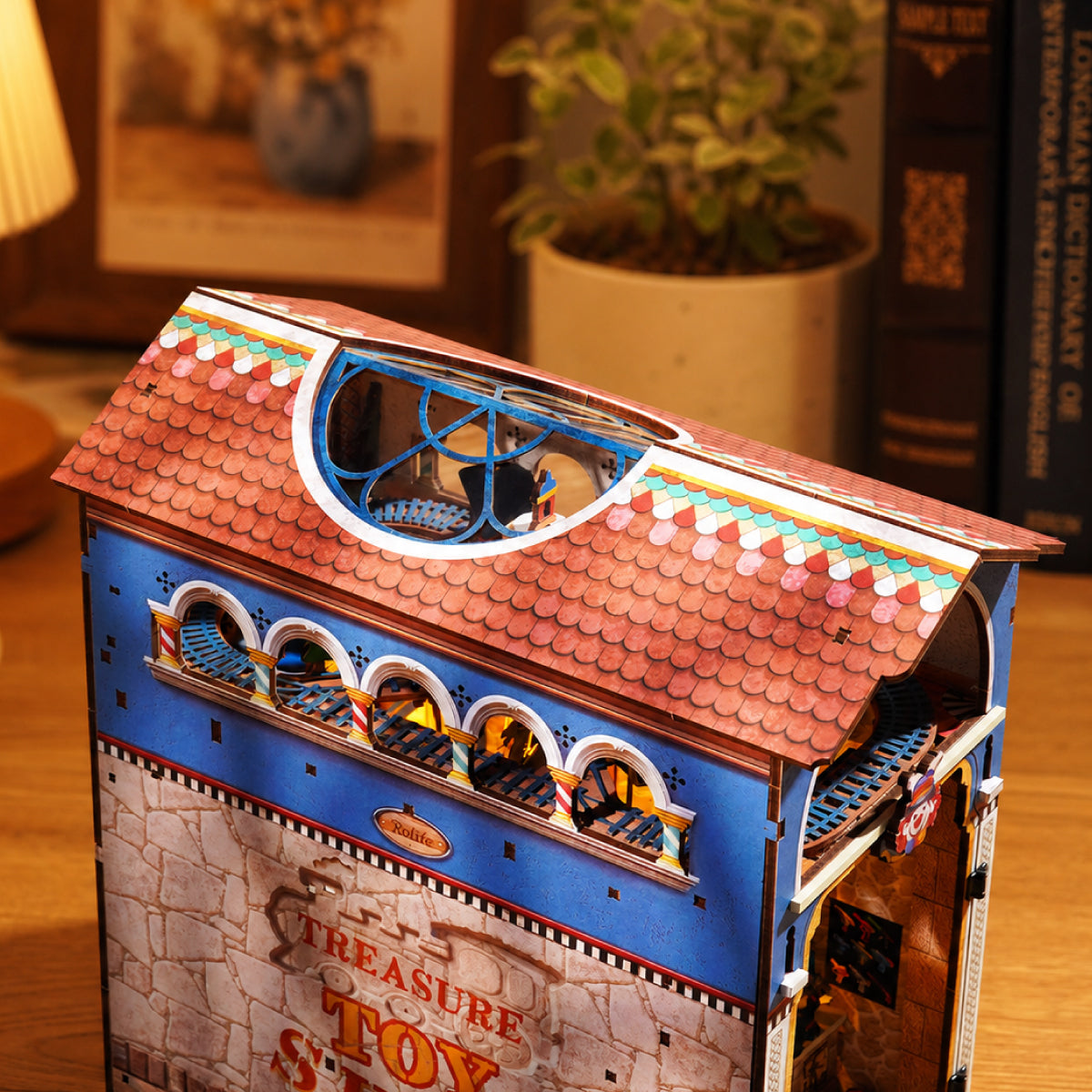 Rolife Treasure Toy Shop DIY Buchnische Dach Eisenbahnstrecke und Seitenfensterdetails