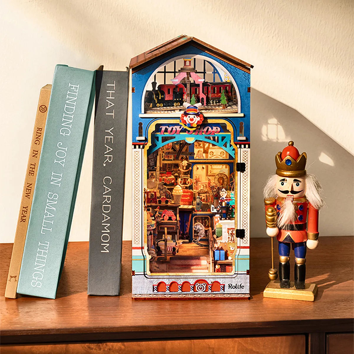Rolife Treasure Toy Shop DIY Buchnische, die neben Büchern und Nussknackern ausgestellt ist