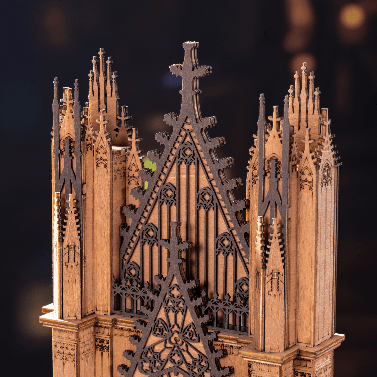Vista trasera de la Catedral de las Torres Gemelas mostrando detalles góticos de madera en capas