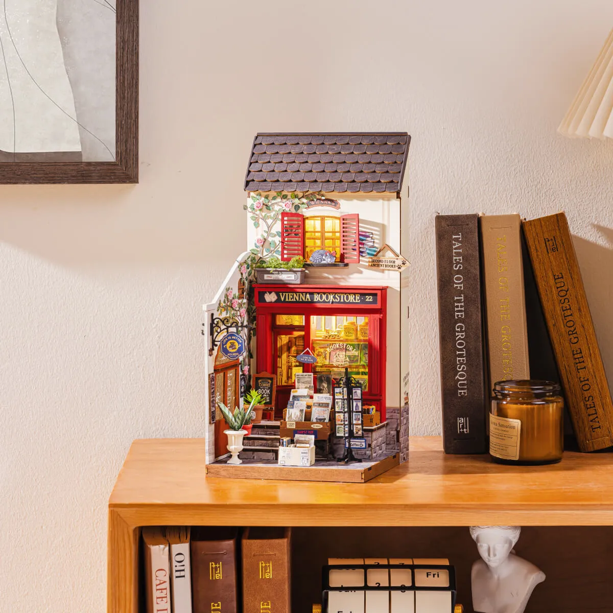 Escena de exhibición en estante de la librería de Viena DG183 con la vitrina iluminada