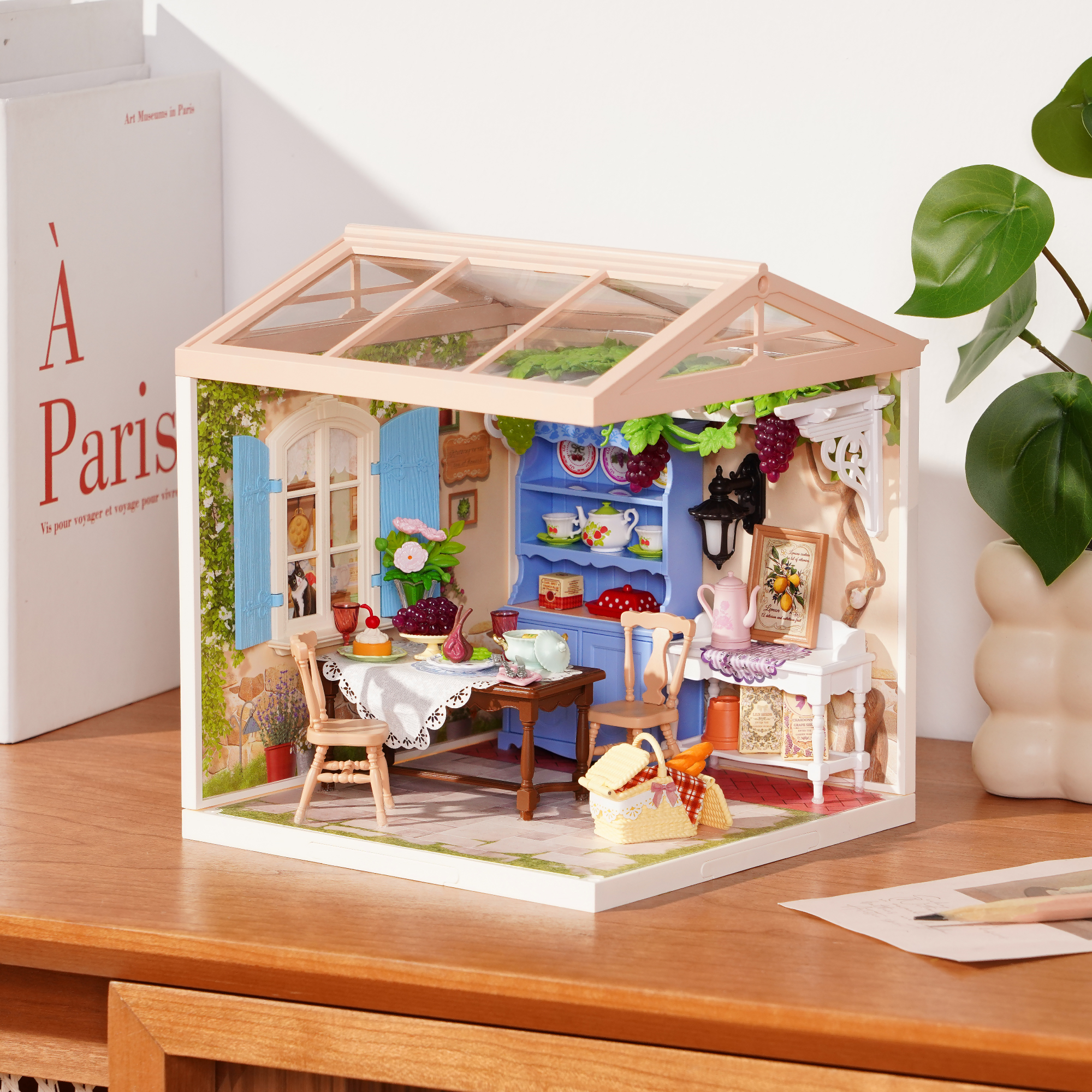 Rolife Midsummer Dream Yard DW025 miniatuurkamer in een tafelblad thuis scène