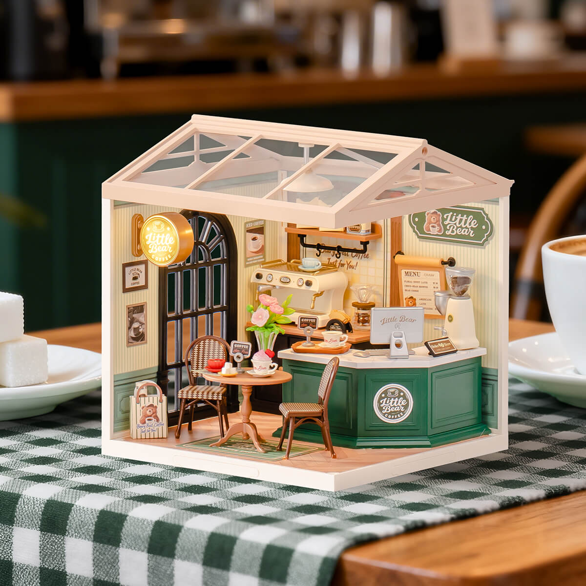 Cafetería Perfect Romance DW028, tienda de café en miniatura exhibida en una mesa de café