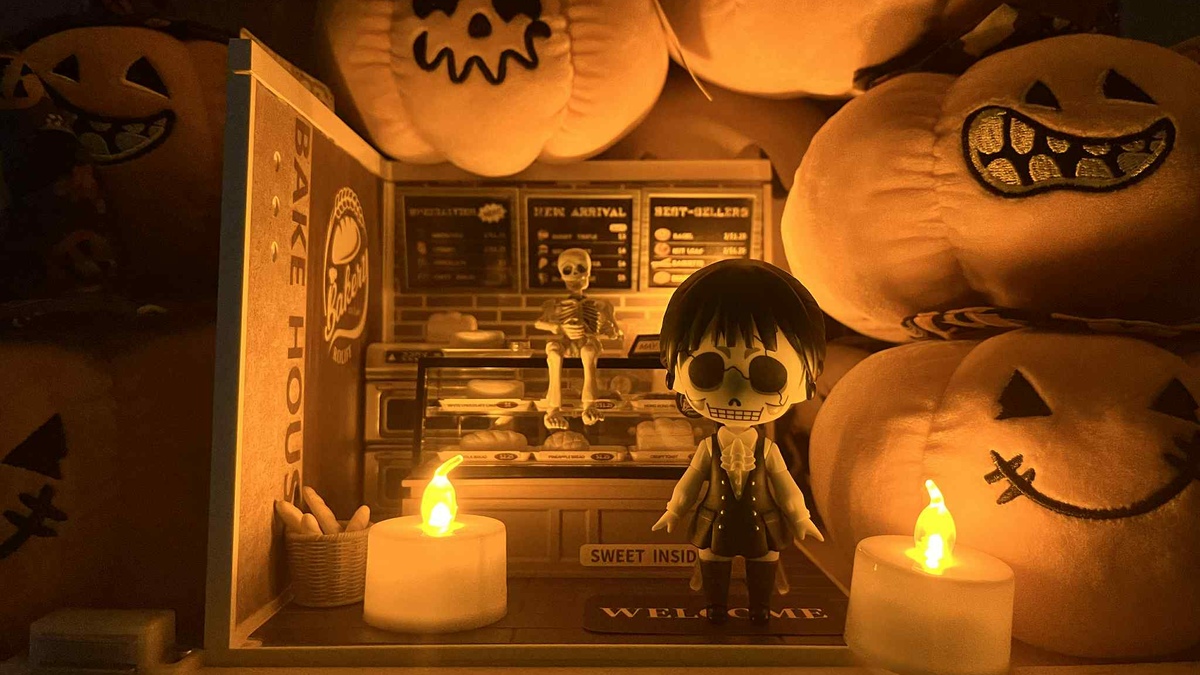 Golden Wheat Bakery Halloween display by Rolife Community maker serenebliss_23 with added pumpkins, skeleton and separate collectible