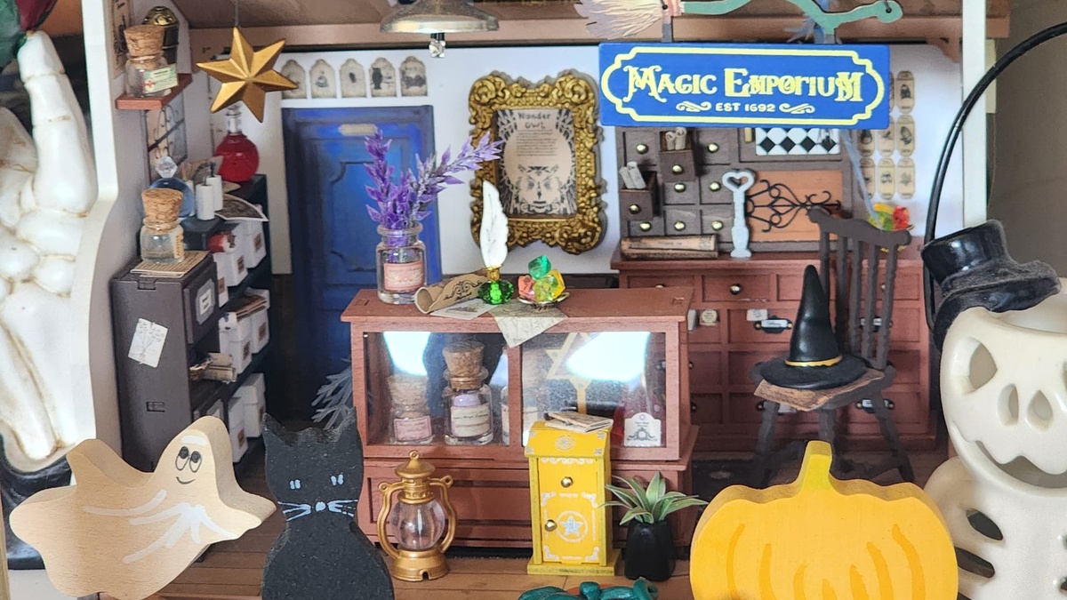 Rolife Community maker Nectarines' Kiki's Magic Emporium DG155 display with added Halloween pumpkins and ghost decorations