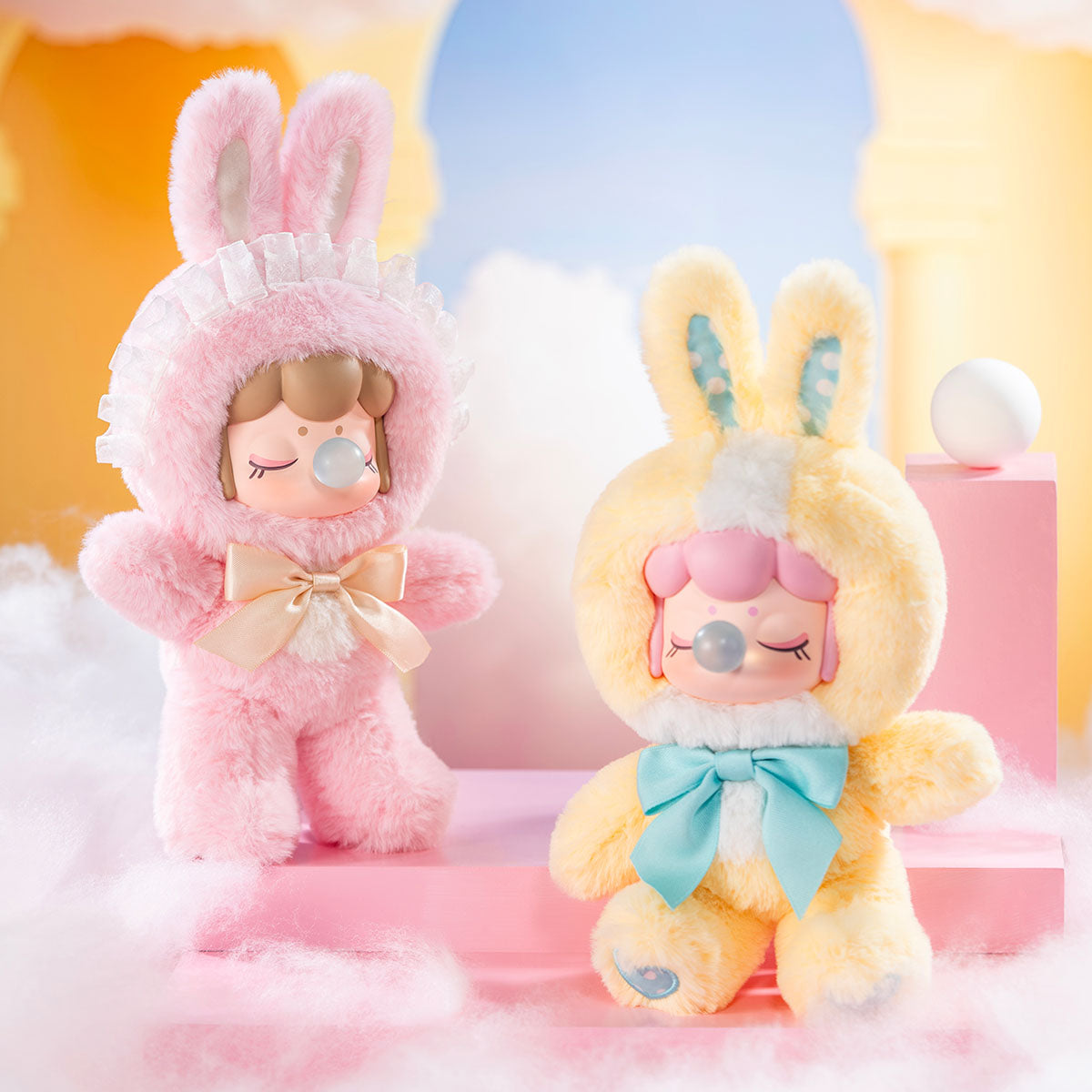 Nanci's Shining Bunny MNBXX pink und gelb Plüschpuppen in einer pastellfarbenen Szenerie