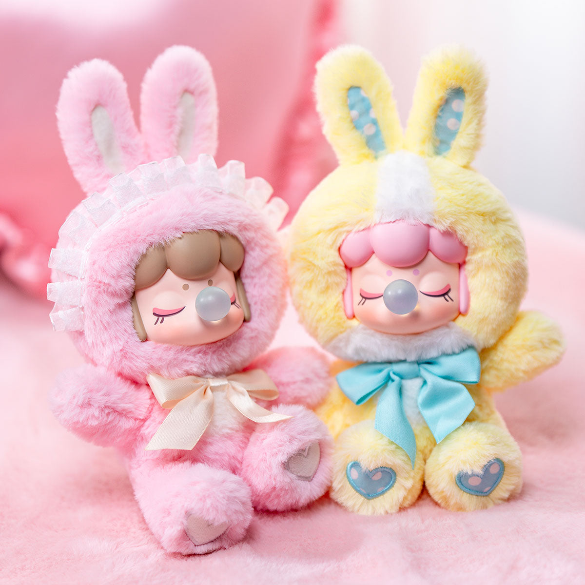 Nancis strahlender Hase MNBXX pinke und gelbe Plüschpuppen, die nebeneinander sitzen