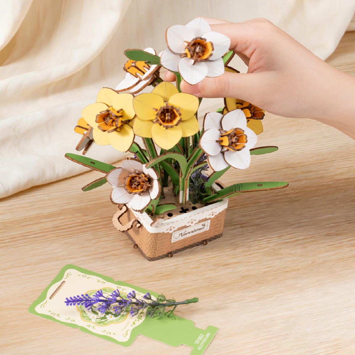 Rowood Narcissus TF002 wooden flower bouquet in a handmade gift scene