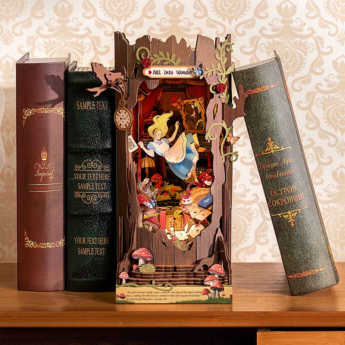 Fall into Wonder TGB12 Tischdisplay neben gestapelten Büchern und Tapetenhintergrund