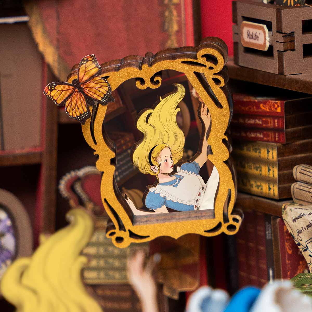 Nahaufnahme des Alice-Figuren-Details aus Fall into Wonder TGB12