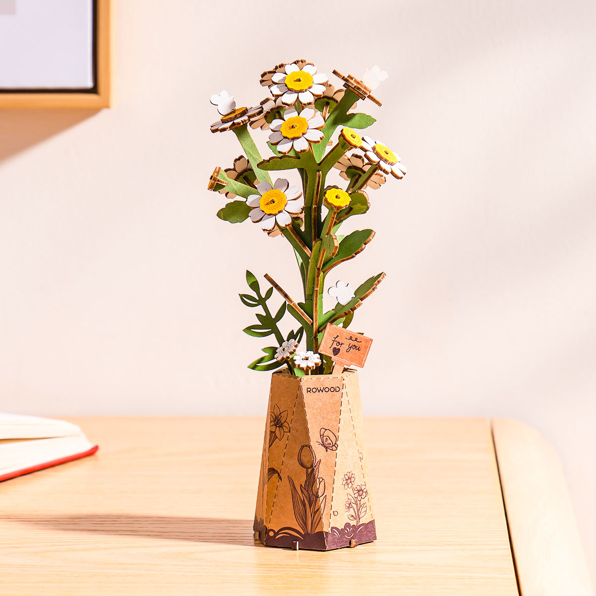 Vue détaillée de la fleur en bois DIY Rowood Camomille TW061