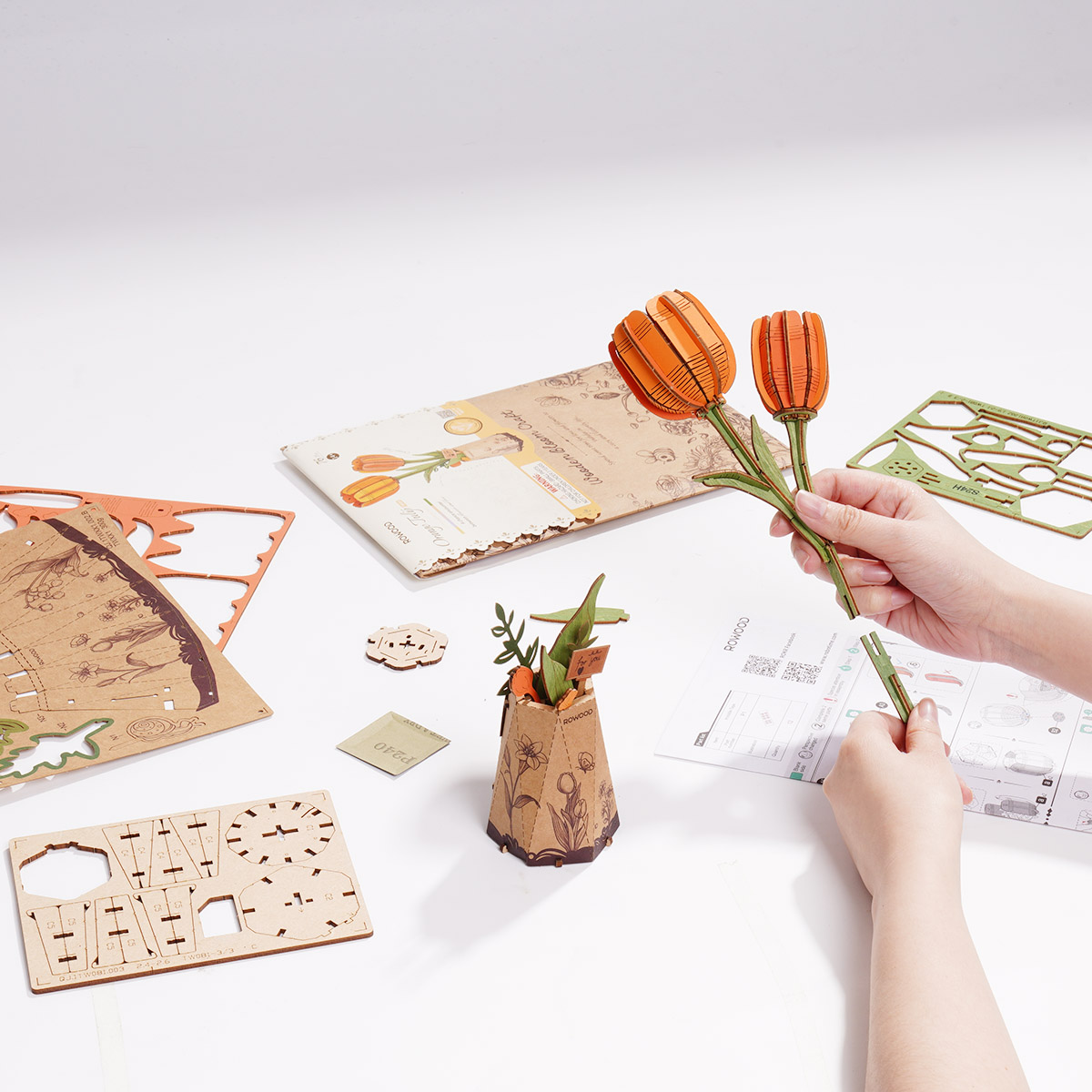 Vue détaillée de la fleur en bois DIY Rowood Tulipe orange TW081