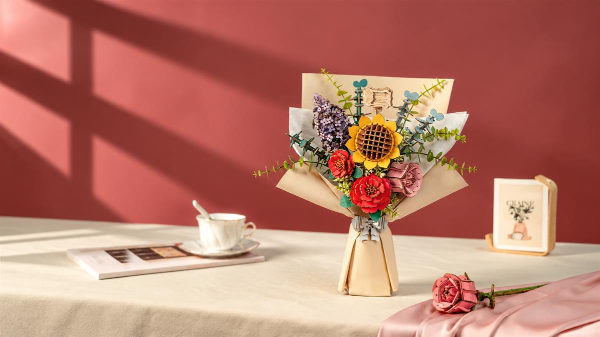 Wooden flower bouquet gift