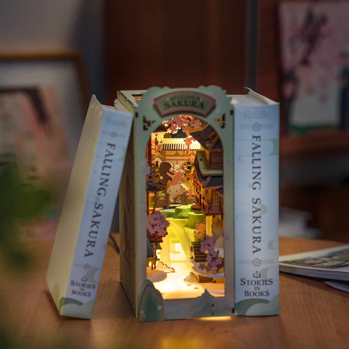 Rolife DIY Book Nook Kit - Scène d'affichage de bibliothèque Falling Sakura TGB05