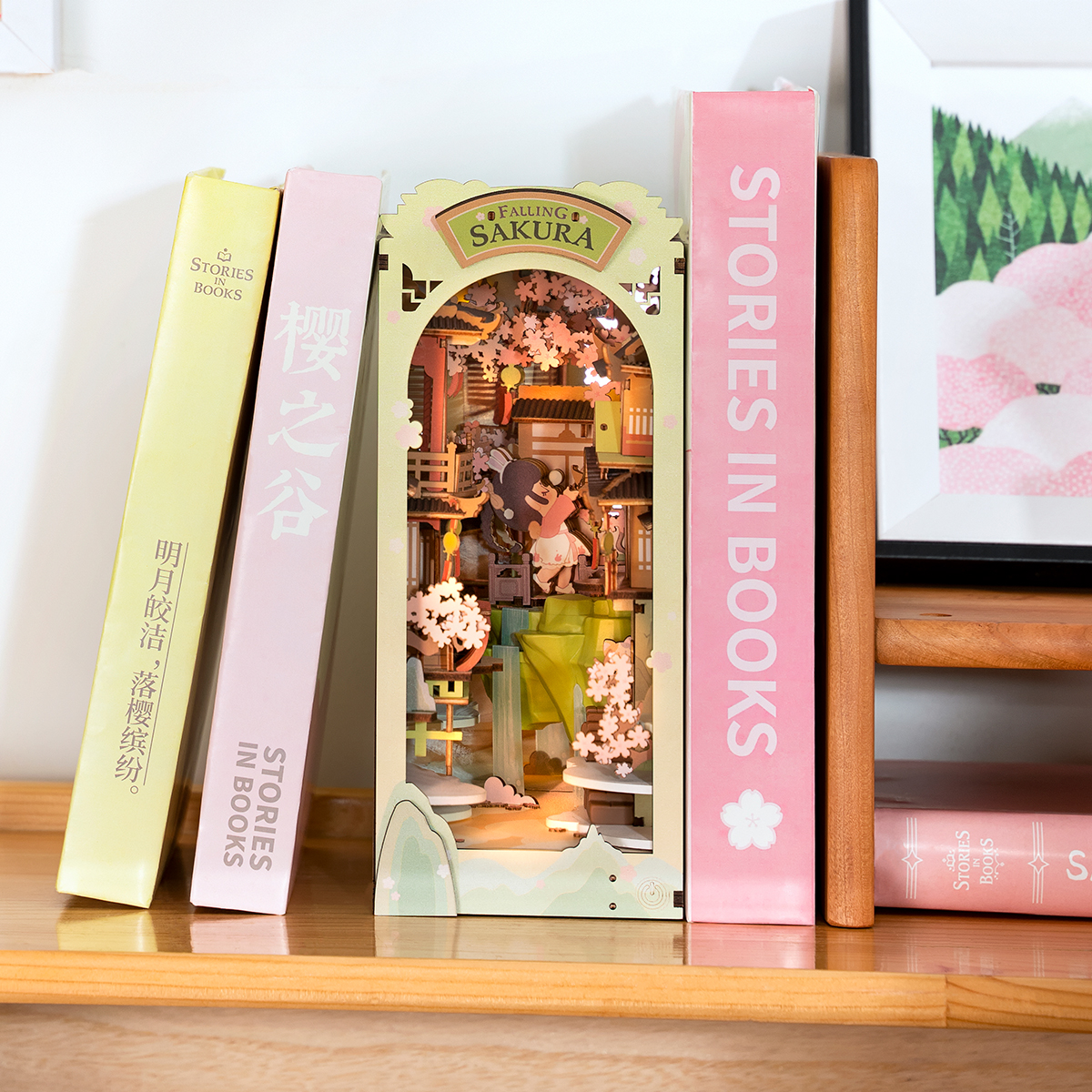 Rolife DIY Book Nook Kit - Chute de Sakura TGB05 scène d'affichage sur étagère chaleureuse