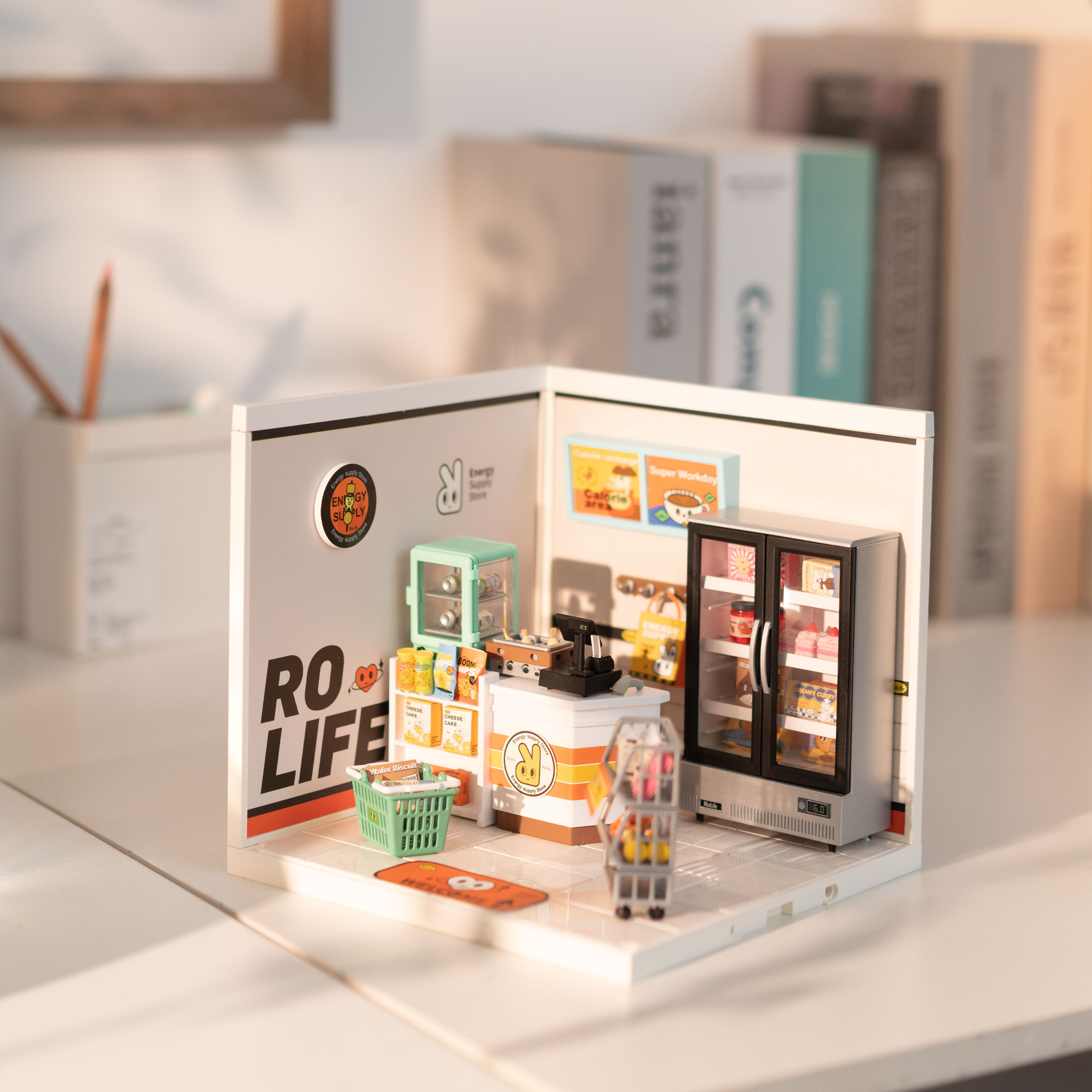 Rolife Energy Supply Store Super Creator Miniature House DW002 scène d'affichage de table vue d'un angle alternatif